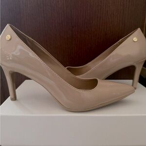 New- never worn 
Authentic Calvin Klein pumps